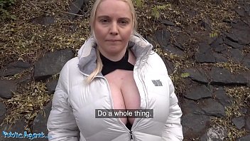 Жирная шалава с татухами в интимных места меж доек дрочит хер пикапера
